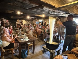 "Quand il fait 40 degrés, les gens recherchent davantage des plats frais" : un mois de juillet en demi-teinte sur l'Aubrac, les burons s'adaptent