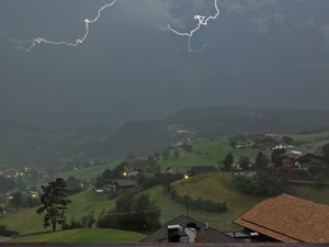 Le temps vire à l'orage alors qu'un groupe de cinq randonneurs se trouve au sommet d'une montagne, Levi, 15 ans, meurt foudroyé en voulant mettre à l'abri son petit frère