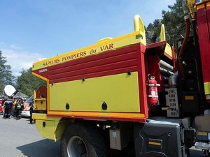 Incendies en France : feu "fixé" en Gironde, "de nombreux points chauds" dans le Var où "la zone est vraiment à très haut risque" jusqu'à 22 h