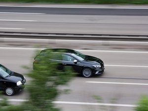Autoroute : c'est devenu une pratique courante, a-t-on vraiment le droit de rester sur la voie du milieu, ce que dit le Code de la route ?