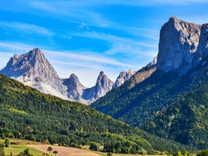 Deux randonneurs trouvent la mort en montagne : un sexagénaire fait une chute mortelle en voulant aider son ami, un octogénaire victime une crise cardiaque foudroyante