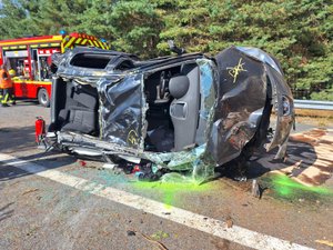 Une voiture fait plusieurs tonneaux sur l'A75 avant de tomber 8 à 10 mètres en contrebas d'un échangeur : quatre blessés
