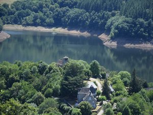 Les églises et chapelles cachées (4/7). La presqu'île de Laussac, mille ans d'histoire sacrée : c'est là où l'ermite itinérant Saint-Gausbert fit construire la chapelle Saint-Michel où figurent ses reliques