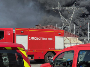 "Restez chez vous. Fermez portes et fenêtres" : un incendie dans un entrepôt classé Seveso, 30 000 habitants de cinq communes appelés à se confiner