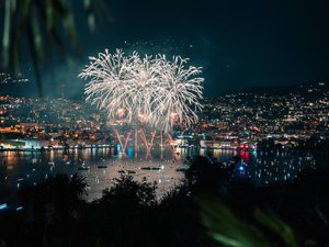 Pendant la célèbre Fête du lac, elle se met à faire voler son drone sans autorisation pour capter des images : des policiers le font atterrir en douceur et, par deux fois, elle le fait redécoller