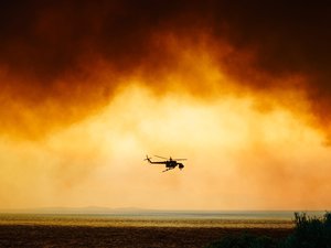 Deux hélicoptères se percutent alors qu'ils luttent contre un incendie : le dramatique accident fait deux morts, en Grèce