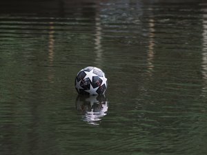 Leur ballon tombe dans le fleuve, un jeune homme meurt noyé en tentant de le récupérer