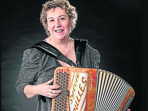 Bientôt un repas et un bal musette animé par l'accordéoniste Sylvie Pullès dans un château de l'Aveyron