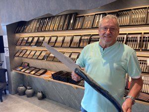 Francis Blandinières a donné vie à un couteau de 3,4 kg et d'un mètre de long conçu comme un véritable laguiole.