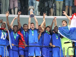 Un sportif, un événement. "C'est l'un des meilleurs souvenirs de ma carrière" : à l'Euro U19 en 2016, Lucas Tousart est le capitaine d'une jeune génération en or