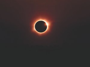 Éclipse solaire du 12 août : films radiologiques, vieilles lunettes de 1999, à travers l'écran de son téléphone... Ce qu'il ne faut PAS faire en observant l'éclipse