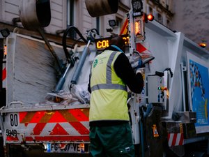 "Elle a pleuré d'émotion" : des éboueurs retrouvent un ticket de loterie d'un million d'euros dans la benne du camion et le rendent à la gagnante