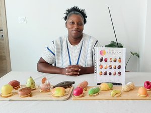 Dans son village de l'Aveyron, Catherine Cavelan se lance dans la pâtisserie en trompe-l'Sil