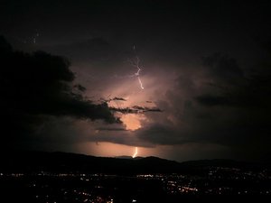 Intempéries : des arbres s'effondrent sur des lignes électriques, quelques dégâts après les orages en Aveyron