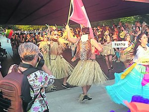 VIDEO. Bel engouement autour du festival international du Rouergue : découvrez les pays qui défilent dans Rodez