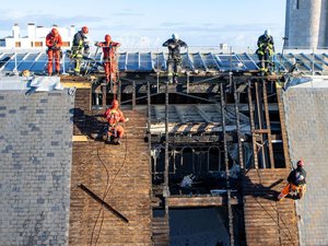 Le toit de la gare SNCF frappé d'un incendie dans la nuit : les pompiers sauvent le bâtiment classé monument historique