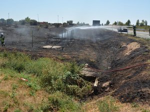 Une voiture prend feu sur l'A75 : l'incendie rapidement contrôlé par les pompiers de l'Aveyron alors que les flammes se propageaient à la végétation