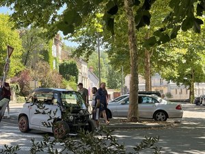 "Les gens pensent que la route passe par là" : la voiture sans permis renverse un panneau et s'arrête près de la terrasse d'un café en Aveyron