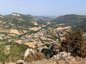 Suivez le guide... et les sentiers (4/7) : au Viala-du-Pas-de-Jaux, partez randonner sur une boucle de 7,5 km au rythme du Larzac et de ses panoramas uniques sur le cirque de Tournemire
