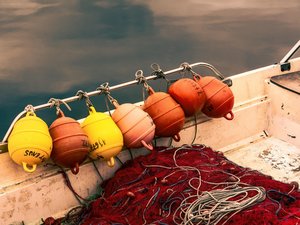 Il dérive pendant cinq jours en plein océan après le naufrage de son bateau, et survit assis sur la proue disloquée