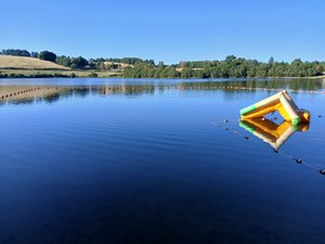 Incivilités à répétition sur ce lac de l'Aveyron : les trois structures gonflables contraintes d'être retirées de la grande zone de baignade jusqu'à la fin de l'été