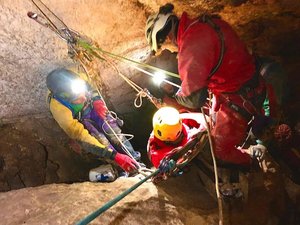 Un homme en mauvaise posture à 350 mètres de profondeur, une jeune spéléologue de 15 ans blessée à la jambe : les secours mobilisés dans les grottes des Pyrénées