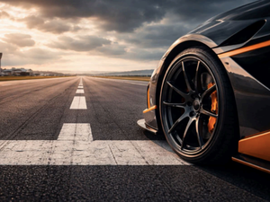 "Un guidage vocal": au volant d'une Lamborghini, un pilote malvoyant va tenter d'établir un record du monde de vitesse sur le tarmac de l'aéroport de Rodez