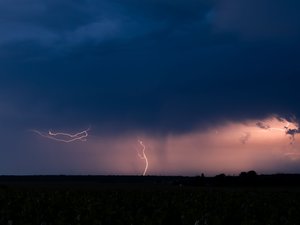 CARTES. De la chaleur et des éclairs ce dimanche : 56 départements en vigilance canicule et 53 en vigilance orages, le point sur les prévisions