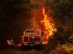 Orages : les impacts de foudre à l'origine d'une dizaine de départs de feu cette nuit en Gironde, encore traumatisée de l'incendie géant de Saumos
