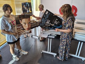 La vente d'anciennes affiches de film au profit des Restos du coeur fait le buzz au cinéma CGR de Rodez