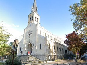 Une femme âgée se rend à la messe avec deux grenades trouvées dans son immeuble : une centaine de personnes évacuées de l'église à Paris