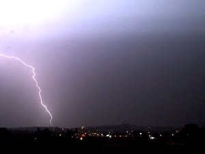 Orages en Aveyron : rafales à plus de 100 km/h, forte activité électrique et chutes de grêle, prudence dans ces secteurs dans la nuit de dimanche