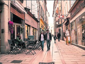 "Les clients reviennent davantage en fin d'après-midi" : face à la canicule, ces commerçants en Aveyron hésitent à changer leurs habitudes