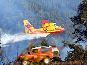 Incendie en Lozère aux portes de l'Aveyron : "C'est une sécheresse comme on en a rarement connue", 153 hectares parcourus, 270 pompiers engagés, "le travail se concentre sur la tête du feu"