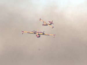 Incendie en Lozère aux portes de l'Aveyron : après avoir parcouru 150 hectares, "le feu est fixé", "un gros travail" se poursuit sur place pour éviter toute reprise