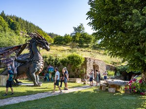 Votre été en Aveyron : les berges se transforment en guinguettes éphémères, pause fraîcheur, fouace et farçous... partez à la découverte du Pays rignacois où la nature est vue comme un art de vivre