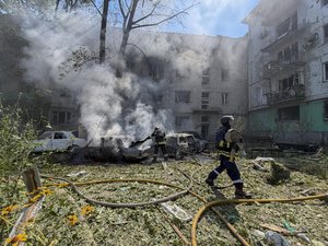 VIDÉO. Guerre en Ukraine : 13 morts dont un enfant, Kiev cible toujours les complexes pétroliers, mais aussi les vacances des Russes