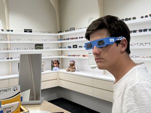 Éclipse solaire du 12 août : la ruée vers les lunettes de protection à Rodez, les stocks sont à sec