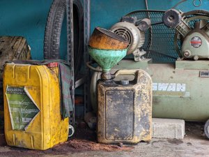 Ils étaient venus pour siphonner du gasoil, mais ils étaient trop saouls pour repartir à temps...