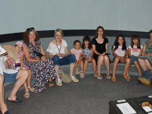 "Depuis mi- juillet nous sommes complets" : le public répond présent dans ce planétarium de l'Aveyron