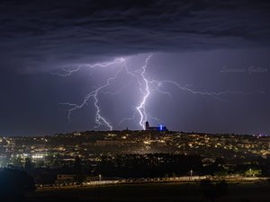 Orages : "C'est ma plus belle chasse depuis dix ans !", le coup de foudre de la chasseuse d'orages Lauriane Galtier sur la cathédrale de Rodez capturé dans son objectif !