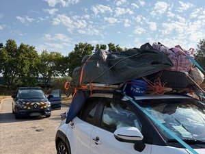 Le champion de la semaine : sur la route des vacances, le conducteur roulait avec un improbable chargement excessif et mal attaché, les gendarmes mettent fin à son périple