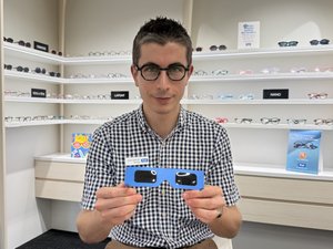 VIDÉO. On vous démêle le vrai du faux : utiliser des anciennes lunettes, quand mettre et enlever ses lunettes de protection... Les conseils pour regarder l'éclipse solaire du 12 août en toute sécurité