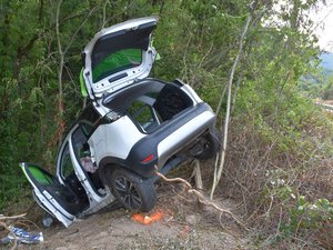 La voiture des septuagénaires dévie de sa trajectoire et finit en contrebas de la route, la conductrice désincarcérée et évacuée par hélicoptère à l'hôpital de Rodez