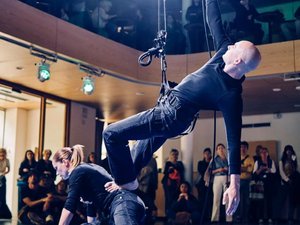 Des JO de Paris à la Cité de Carcassonne en passant par le Mont Saint-Michel, Danse dans le ciel dans le ardin public pour les 500 ans du clocher de la cathédrale de Rodez