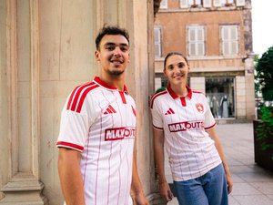 Football : le club de Rodez présente un maillot extérieur chargé d'histoire et sur fond blanc... comme lors de sa dernière accession !