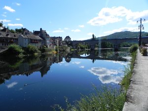 Trois hommes campaient dans les bois sur les bords de la Dordogne, au réveil ils n'étaient plus que deux