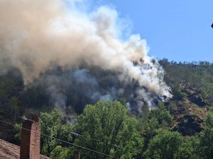 Une cinquante de sapeurs-pompiers et un hélicoptère luttent contre un incendie dans des conditions difficiles dans l'Aveyron