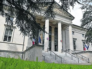 "Je ne me souviens pas les avoir insultés" : un homme écope de 6 mois de prison ferme pour outrage à agent los de la fête de Laguiole