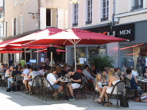 Tourisme en Aveyron : "Ici, la situation est meilleure qu'en bord de mer", l'activité bat son plein dans les restaurants ruthénois après un début d'été contrasté